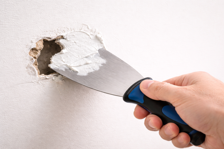 Czym zakleić dziury w ścianie