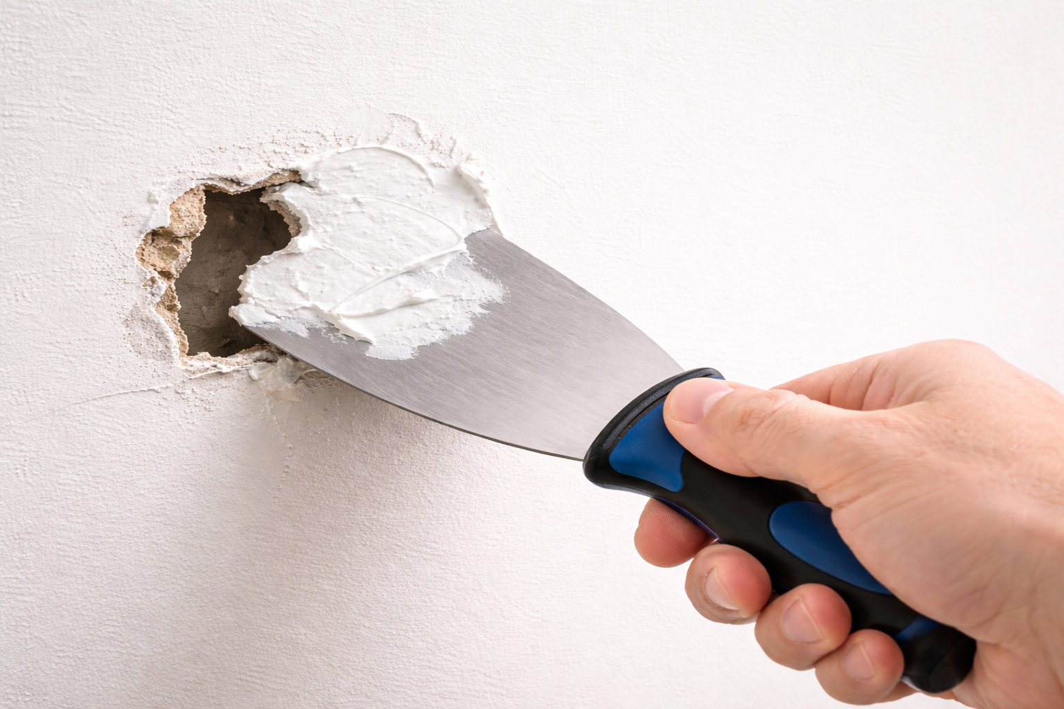 Czym zakleić dziury w ścianie