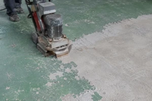 usuwanie farby z posadzki betonowej